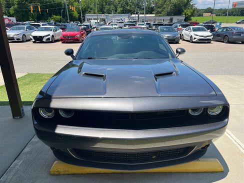 Used 2019 Dodge Challenger SXT w/ Driver Convenience Group RWD image 6