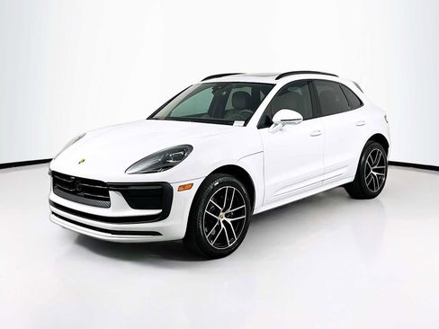 Certified 2025 Porsche Macan image 1