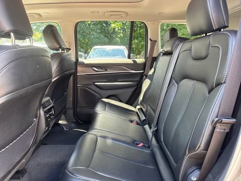 Used 2023 Jeep Grand Cherokee Limited w/ Black Appearance Package AWD/4WD image 11