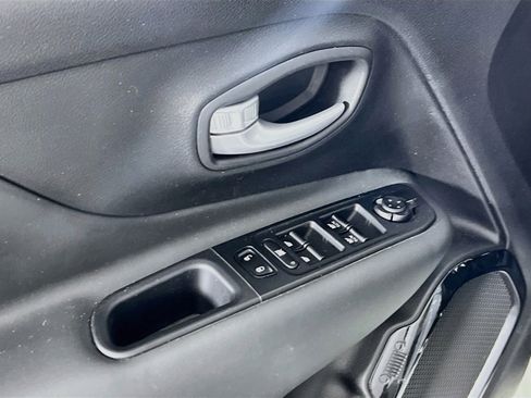 Used 2023 Jeep Renegade Altitude w/ Sun/Sound Group AWD/4WD image 18