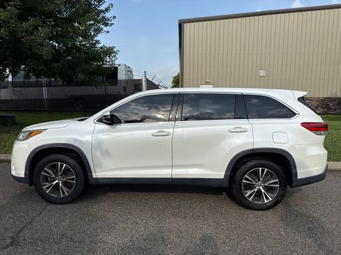 Used 2019 Toyota Highlander LE FWD image 9