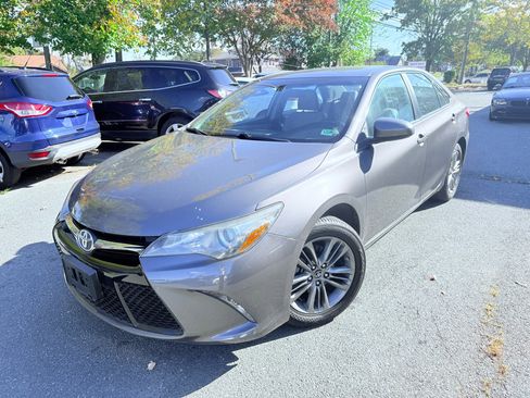Used 2017 Toyota Camry SE image 2