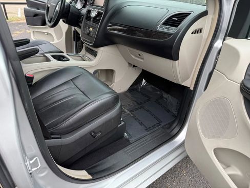 Used 2012 Chrysler Town & Country Touring-L w/ Entertainment Group #2 image 21