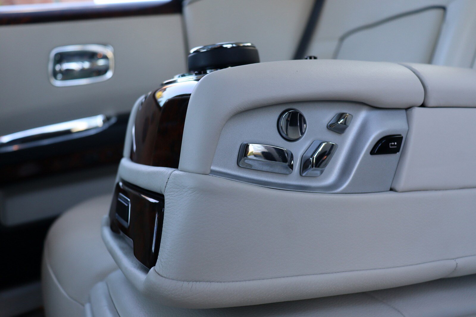 Used 2014 Rolls-Royce Ghost RWD image 19