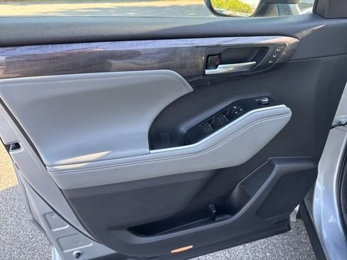 Used 2025 Toyota Highlander Limited AWD/4WD image 27