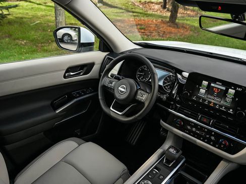 New 2025 Nissan Pathfinder SL image 15