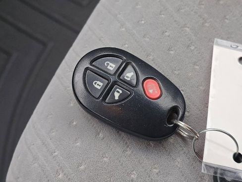 Used 2015 Toyota Sienna LE image 29