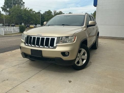 Used 2011 Jeep Grand Cherokee Laredo AWD/4WD image 4