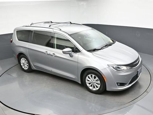 Used 2018 Chrysler Pacifica Touring-L w/ Advanced Safetytec Group FWD image 18
