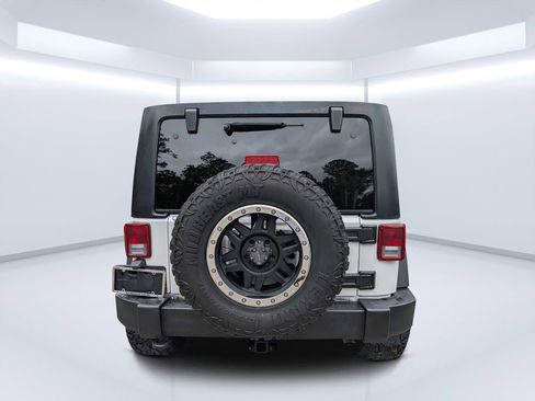 Used 2016 Jeep Wrangler Unlimited Rubicon w/ Connectivity Group AWD/4WD image 4