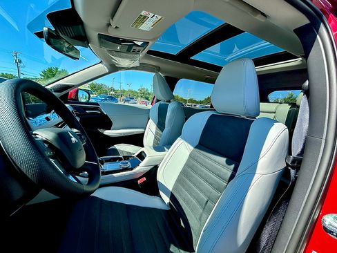 New 2025 Mitsubishi Outlander SE image 15