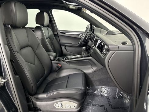 Certified 2025 Porsche Macan AWD/4WD image 23