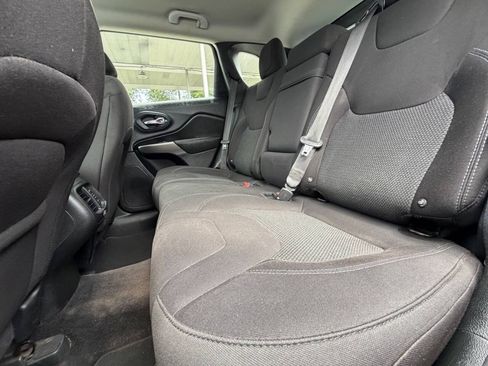 Used 2019 Jeep Cherokee Latitude w/ Popular Appearance Group FWD image 15