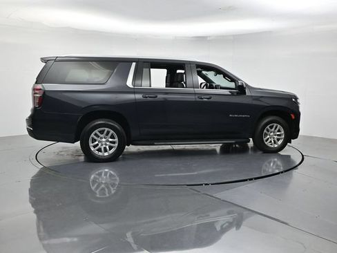 Used 2023 Chevrolet Suburban LT RWD image 2