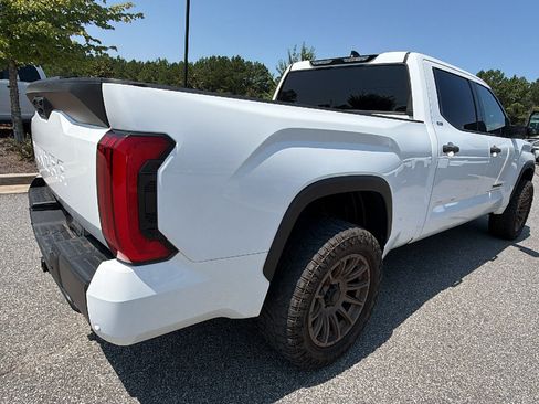 Used 2022 Toyota Tundra SR5 w/ SR5 Convenience Package AWD/4WD image 8