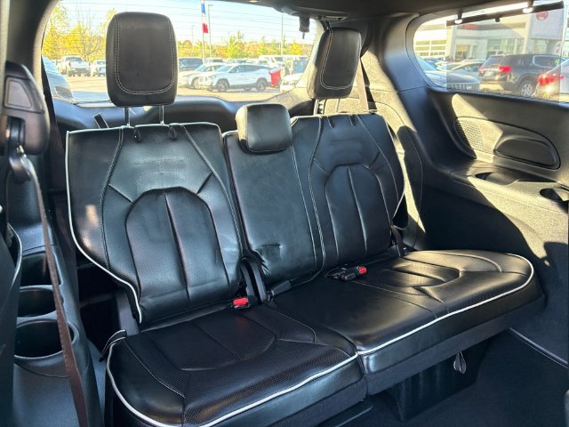 Used 2025 Chrysler Pacifica Limited FWD image 16