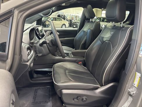 Used 2025 Chrysler Pacifica Limited image 10