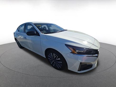 Used 2025 Nissan Altima 2.5 SV image 2