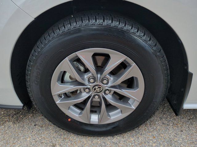 Used 2025 Toyota Sienna XLE w/ XLE Plus Package FWD image 11