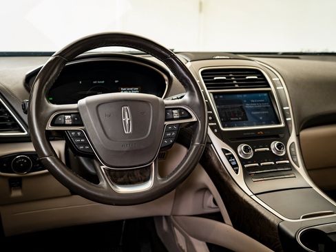 Used 2019 Lincoln Nautilus Select image 4