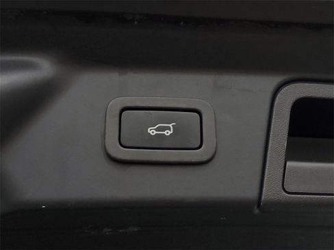 Used 2020 Land Rover Range Rover Velar S image 33