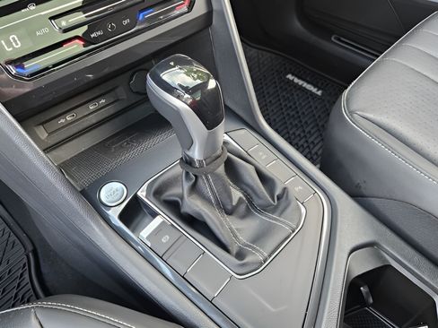 Certified 2022 Volkswagen Tiguan SE R-Line FWD image 18