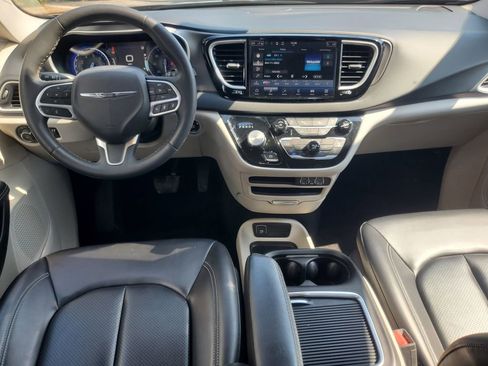 Used 2023 Chrysler Pacifica Touring-L FWD image 2