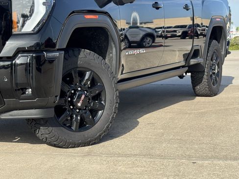 Used 2025 GMC Sierra 2500 AT4 w/ AT4 Premium Plus Package AWD/4WD image 3