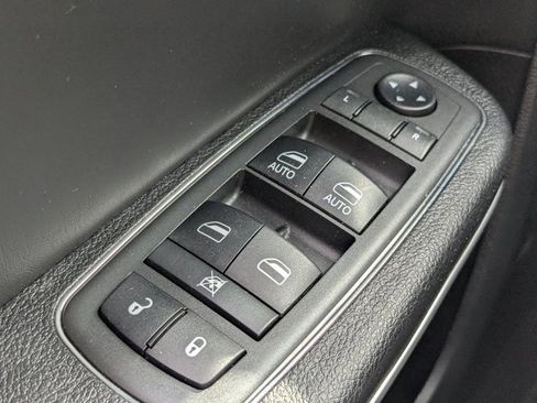 Used 2019 Chrysler 300 Touring w/ Chrome Appearance Package image 22