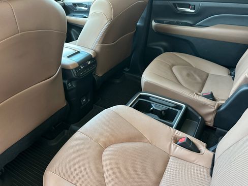 Used 2024 Toyota Grand Highlander AWD image 12