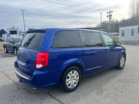 Used 2018 Dodge Grand Caravan SE w/ UConnect Hands-Free Group image 6