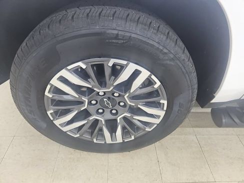 Used 2025 Chevrolet Suburban Z71 AWD/4WD image 26