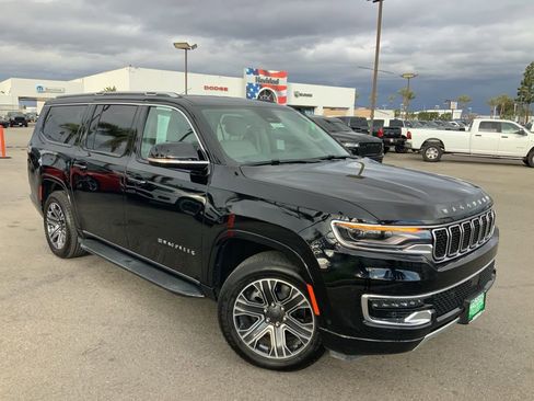 Used 2024 Jeep Wagoneer L Series II w/ Flexible Seating Group image 1