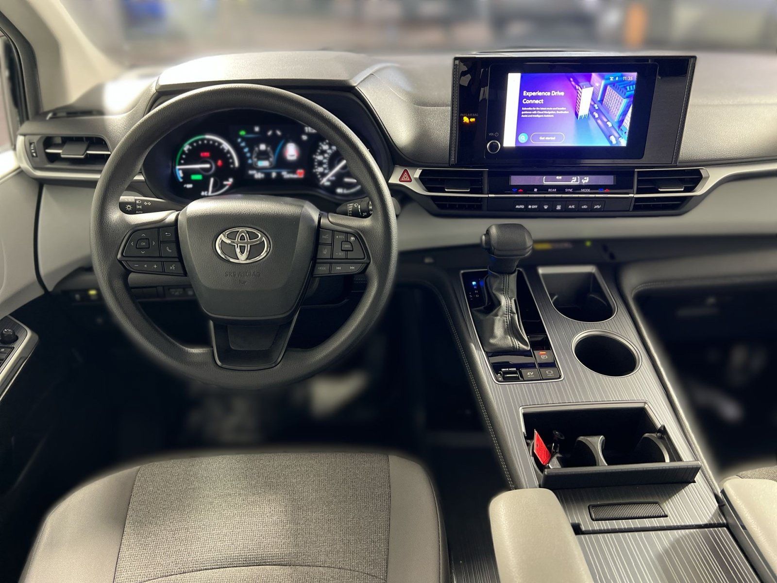 Used 2025 Toyota Sienna LE FWD image 23