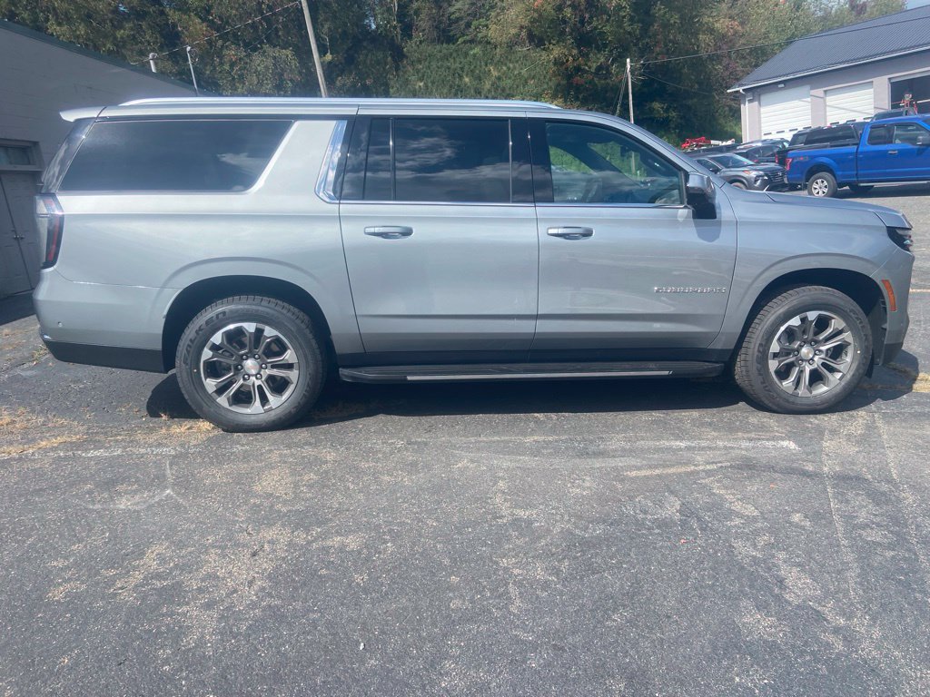 Used 2025 Chevrolet Suburban LT w/ Comfort Package AWD/4WD image 13