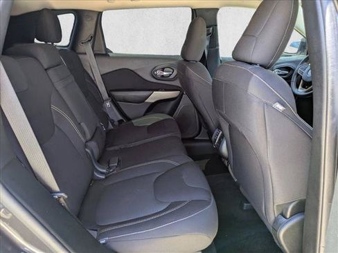 Used 2017 Jeep Cherokee Latitude w/ Comfort & Sound Group AWD/4WD image 19