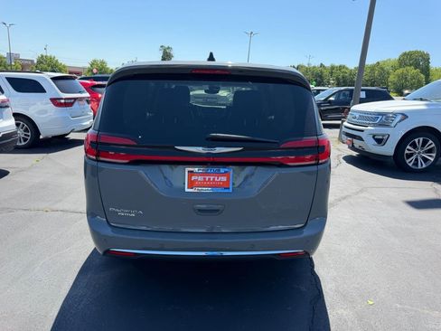 Used 2023 Chrysler Pacifica Touring-L FWD image 4