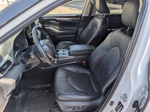 Used 2023 Toyota Highlander Platinum FWD image 2