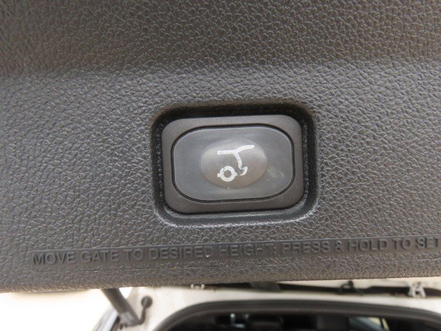 Used 2018 Ford Explorer XLT w/ Equipment Group 202A FWD image 13