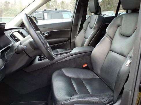 Used 2020 Volvo XC90 T6 Momentum w/ Protection Package Premier image 11