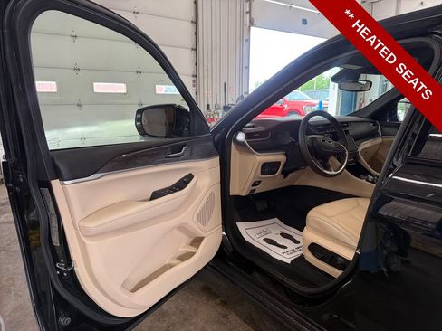 Used 2023 Jeep Grand Cherokee Limited w/ Black Appearance Package AWD/4WD image 12