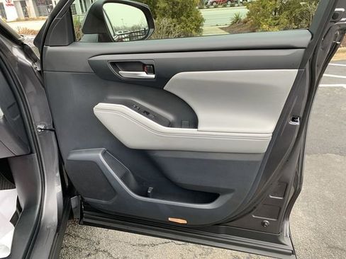Used 2024 Toyota Highlander XLE image 13