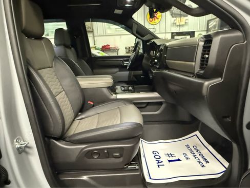 Used 2025 Chevrolet Silverado 2500 ZR2 w/ Technology Package image 27