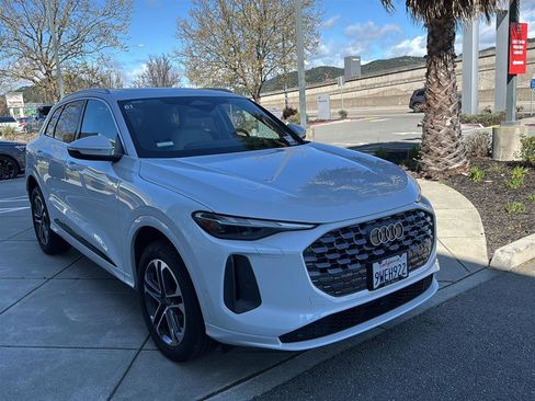 Used 2025 Audi Q5 Premium w/ Convenience Package image 4