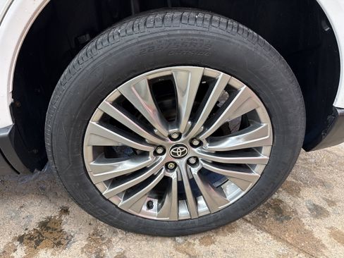 Used 2023 Toyota Venza Limited AWD/4WD image 7