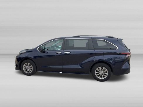 Used 2025 Toyota Sienna XLE FWD image 8