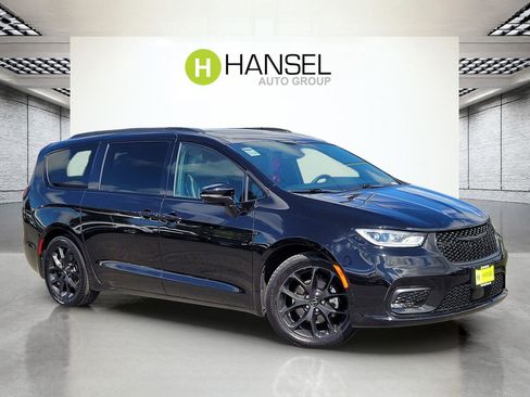 Used 2025 Chrysler Pacifica Limited image 1