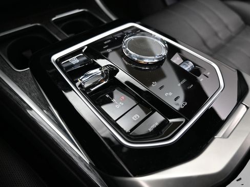 Used 2023 BMW 760i xDrive w/ Executive Package AWD/4WD image 18