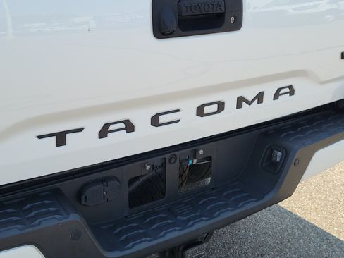 Used 2020 Toyota Tacoma TRD Off-Road w/ Technology Package AWD/4WD image 6