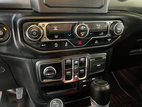 Used 2020 Jeep Gladiator Sport w/ Technology Group AWD/4WD image 15